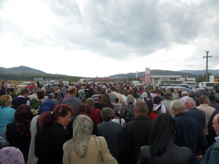 O mare de oameni la procesiune